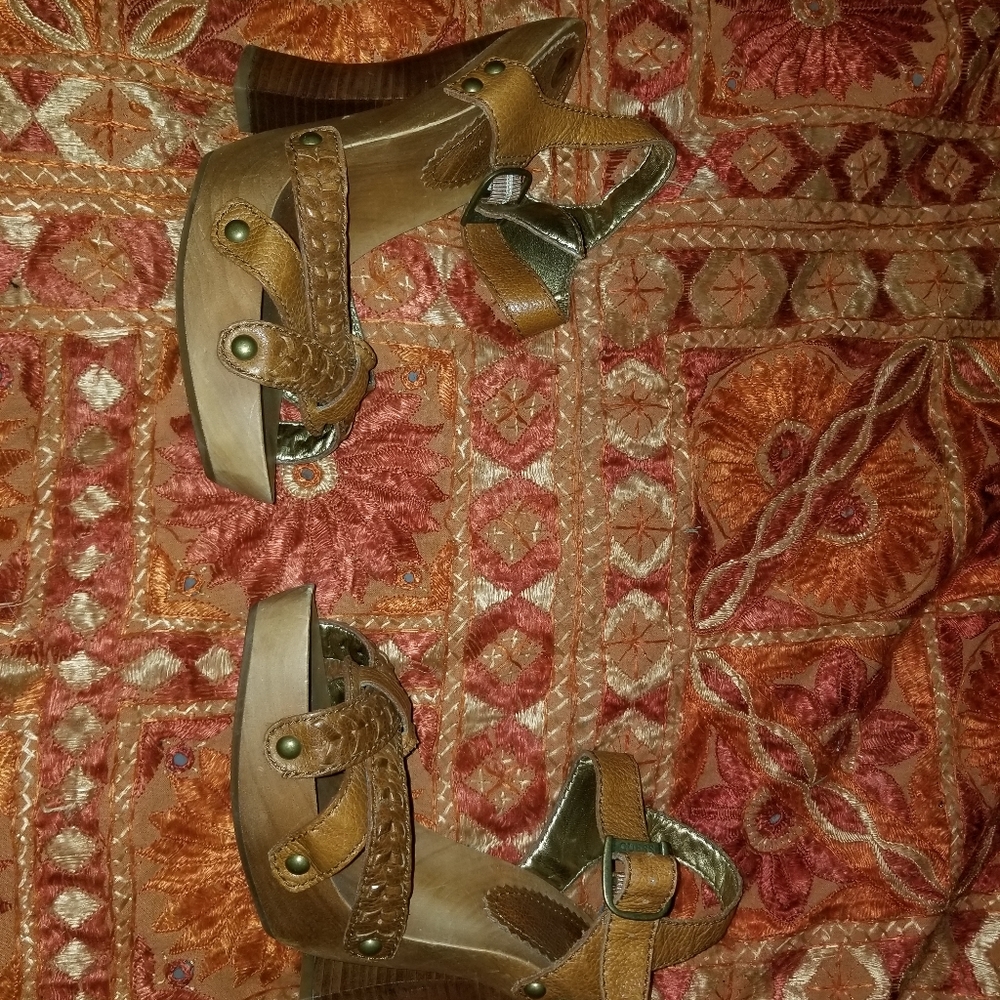 Vintage Guess Wooden Heels NWOT - Picture 4 of 4